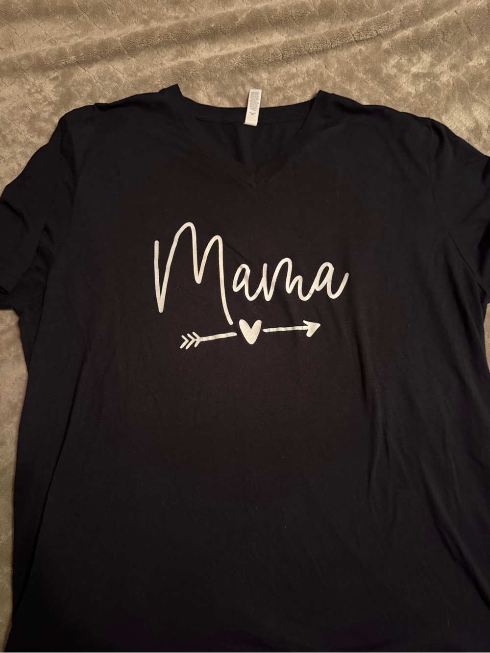 Mama Graphic Tee vneck